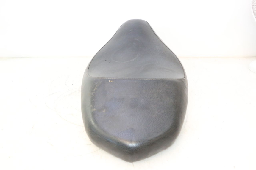 photo de SELLE PEUGEOT KISBEE 2T 50 (2010 - 2017) - Hochauflösende Nahaufnahme
