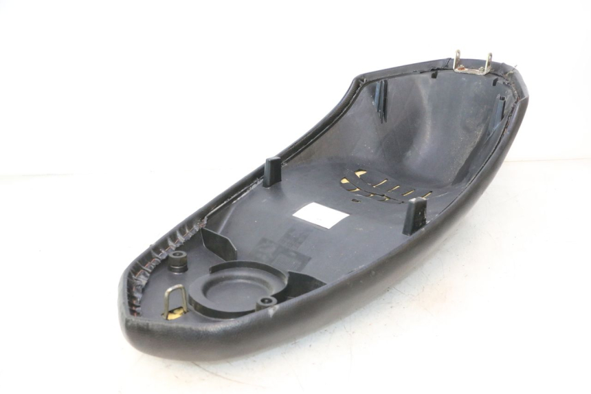photo de SELLE PEUGEOT KISBEE 2T 50 (2010 - 2017) - Details der Befestigungspunkte