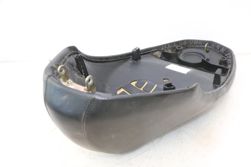 photo de SELLE PEUGEOT KISBEE 2T 50 (2010 - 2017) - Kennzeichnungen und Originalreferenzen