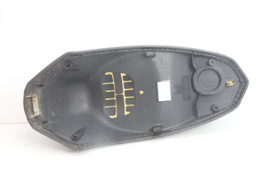 photo de SELLE PEUGEOT KISBEE 2T 50 (2010 - 2017) - Hochauflösende Nahaufnahme