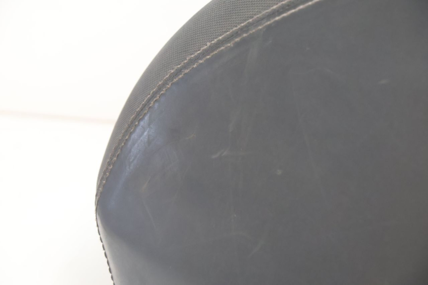 photo de SELLE PEUGEOT KISBEE 2T 50 (2010 - 2017) - Oberflächenzustand und Material