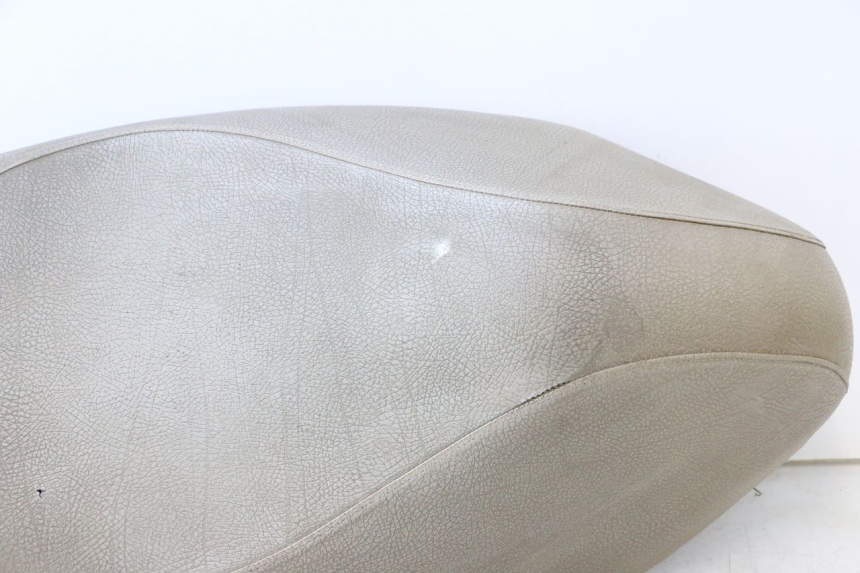 photo de SELLE PEUGEOT KISBEE 2T 50 (2010 - 2017) - Hochauflösende Nahaufnahme