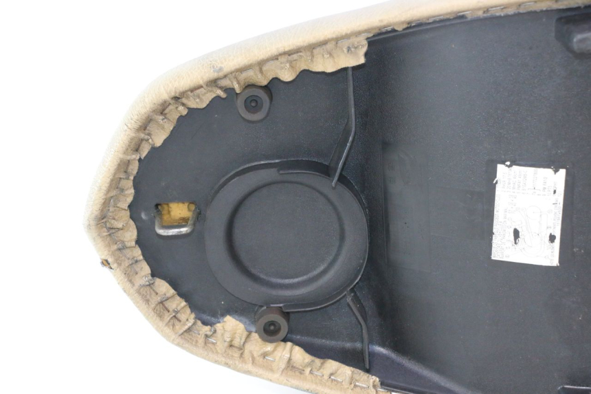 photo de SELLE PEUGEOT KISBEE 2T 50 (2010 - 2017) - Zoom auf Gebrauchszustand