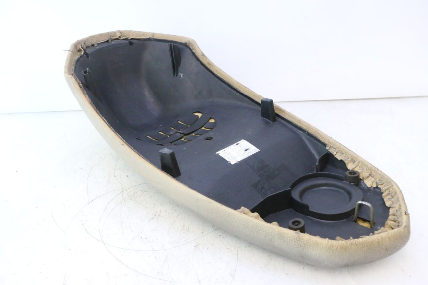 photo de SELLE PEUGEOT KISBEE 2T 50 (2010 - 2017) - Oberflächenzustand und Material