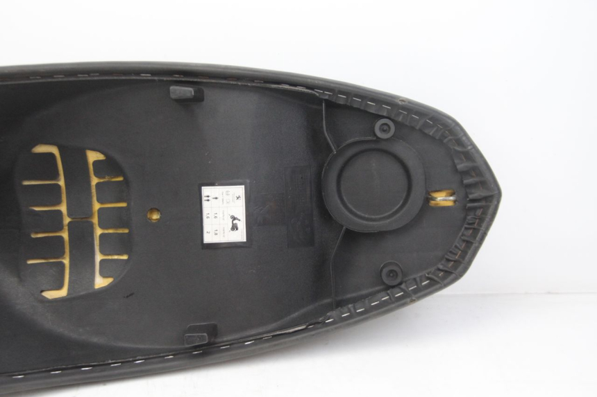 photo de SELLE PEUGEOT KISBEE 4T 50 (2018 - 2022) - Kennzeichnungen und Originalreferenzen