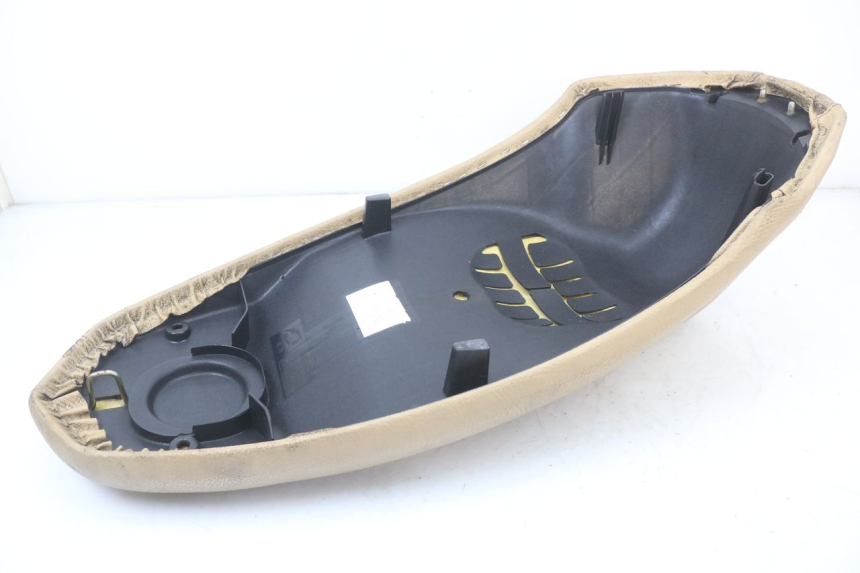 photo de SELLE PEUGEOT KISBEE 4T 50 (2010 - 2017) - Zoom auf Komponenten