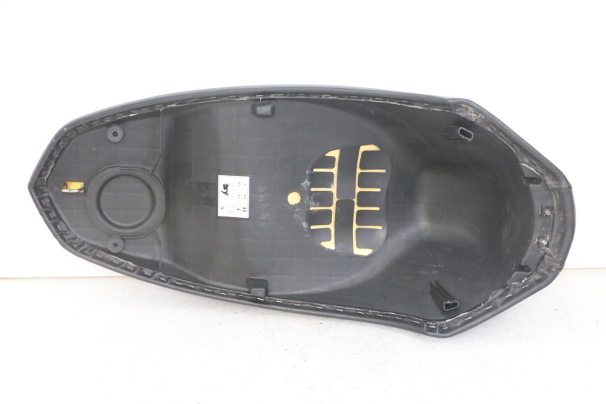 photo de SELLE PEUGEOT KISBEE 4T 50 (2018 - 2022) - Hochauflösende Nahaufnahme