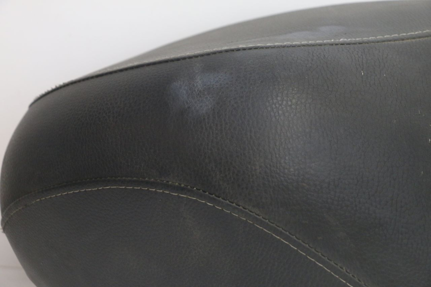 photo de SELLE PEUGEOT KISBEE 4T 50 (2018 - 2022) - Detailansicht des Bauteils