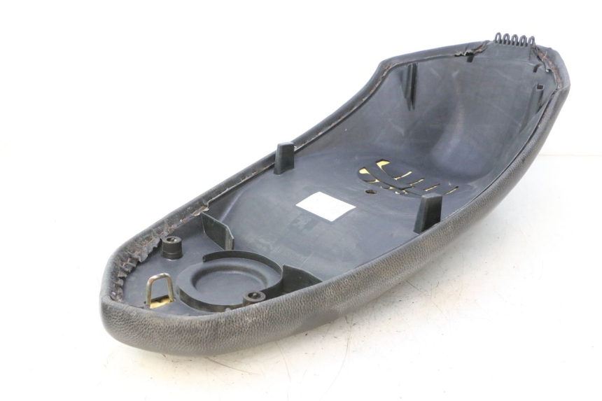 photo de SELLE PEUGEOT KISBEE 4T 50 (2010 - 2017) - Zoom auf Gebrauchszustand