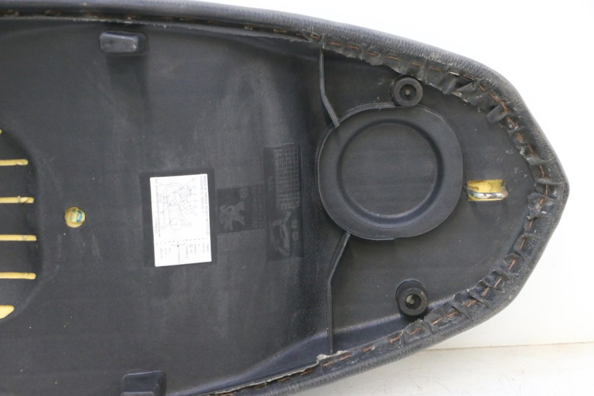 photo de SELLE PEUGEOT KISBEE 4T 50 (2010 - 2017) - Oberflächenzustand und Material