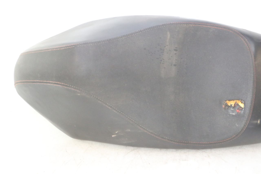 photo de SELLE PEUGEOT KISBEE 4T 50 (2010 - 2017) - Zoom auf Gebrauchszustand