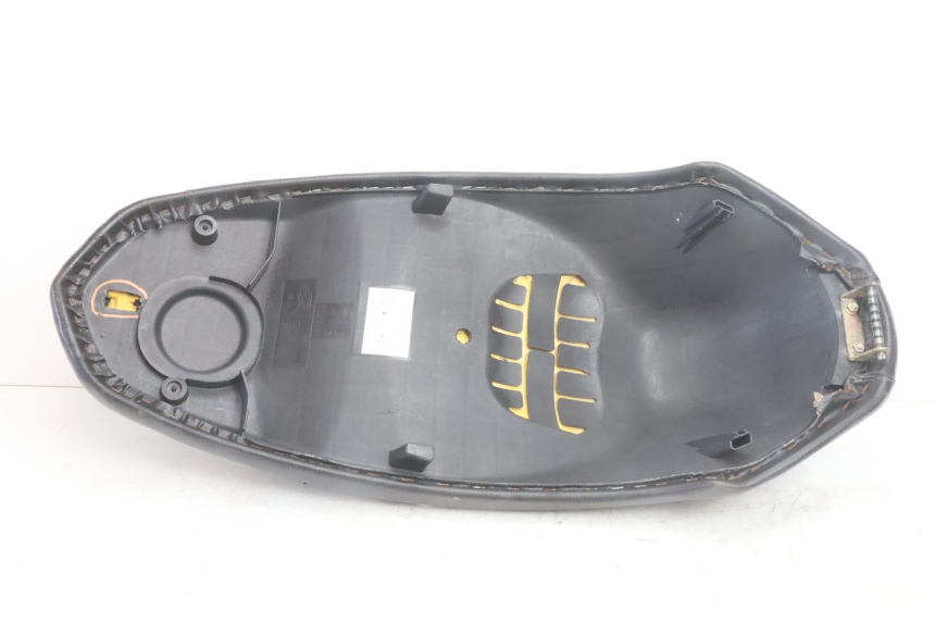 photo de SELLE PEUGEOT KISBEE 4T 50 (2010 - 2017) - Details der Befestigungspunkte