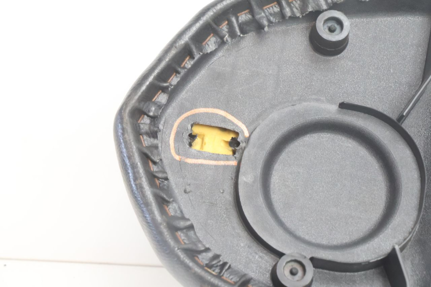 photo de SELLE PEUGEOT KISBEE 4T 50 (2010 - 2017) - Oberflächenzustand und Material