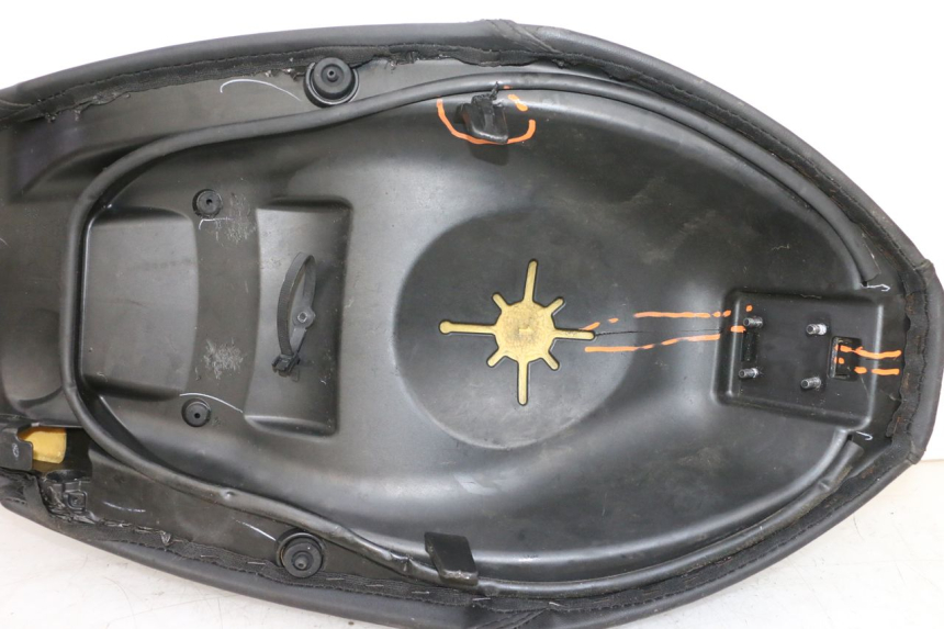 photo de SELLE PIAGGIO NEW TYPHOON 50 (2018 - 2021) - Profilansicht des Ersatzteils