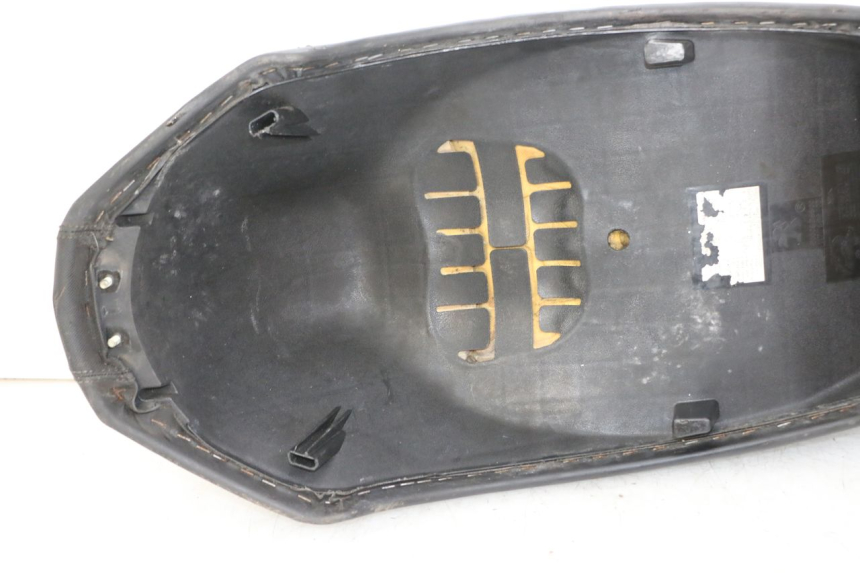 photo de SELLE PEUGEOT KISBEE 2T 50 (2010 - 2017) - Detaillierte Sichtprüfung