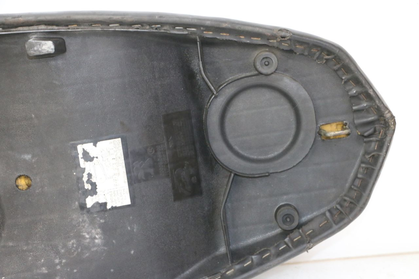 photo de SELLE PEUGEOT KISBEE 2T 50 (2010 - 2017) - Fokus auf die Struktur