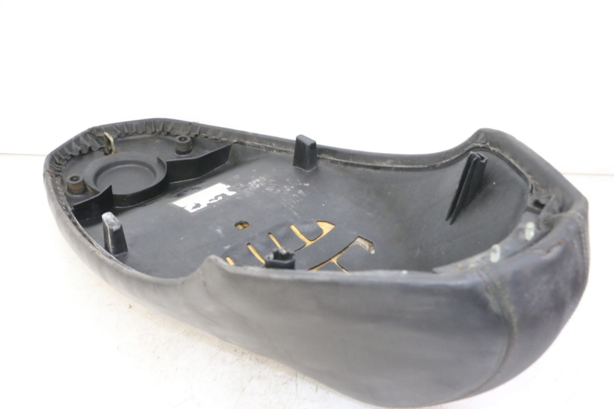 photo de SELLE PEUGEOT KISBEE 2T 50 (2010 - 2017) - Kennzeichnungen und Originalreferenzen