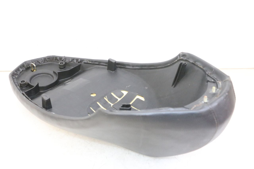 photo de SELLE PEUGEOT KISBEE 4T 50 (2010 - 2017) - Zoom auf Gebrauchszustand