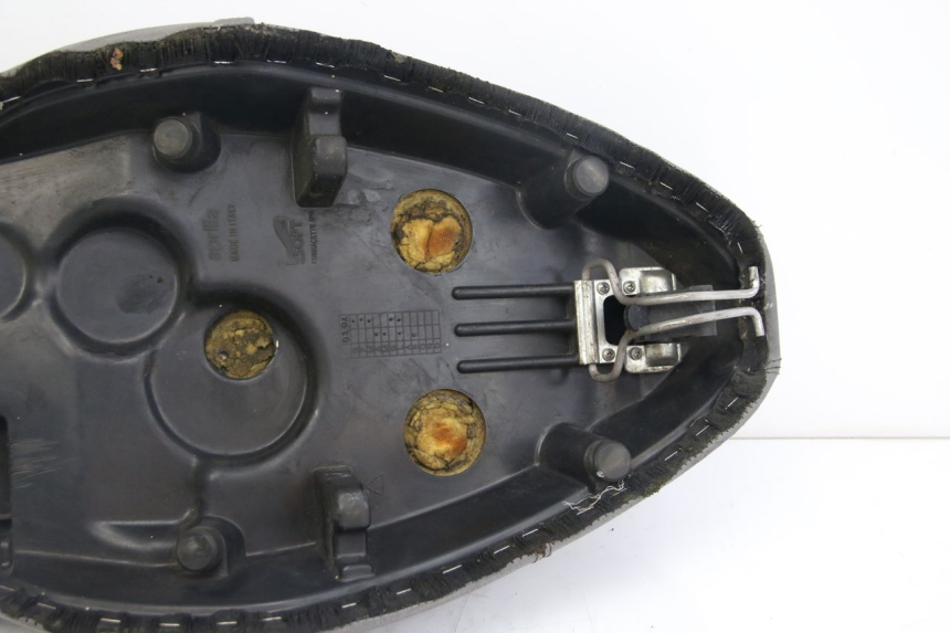 photo de SITZBANK APRILIA SCARABEO 4T 50 (2009 - 2017) - Kennzeichnungen und Originalreferenzen