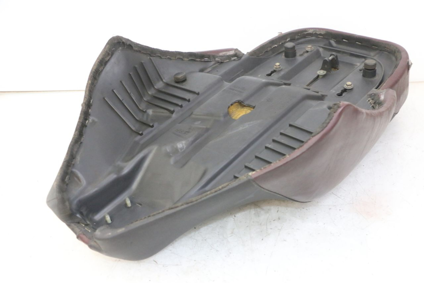 photo de SITZ APRILIA SCARABEO GT TOURING 125 (1999 - 2005) - Details der Befestigungspunkte