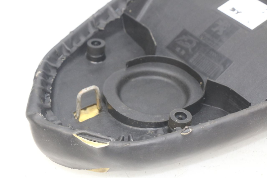 photo de SITZBANK PEUGEOT STREETZONE 4T 50 (2018 - 2023) - Oberflächenzustand und Material