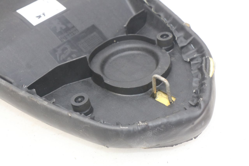 photo de SITZBANK PEUGEOT STREETZONE 4T 50 (2018 - 2023) - Kennzeichnungen und Originalreferenzen