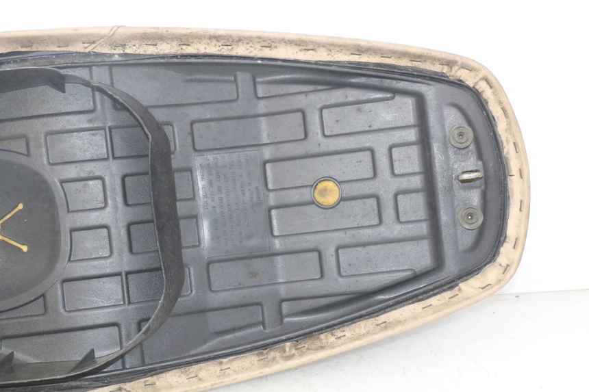 photo de SITZBANK PEUGEOT TWEET 4T 50 (2010 - 2014) - Kennzeichnungen und Originalreferenzen