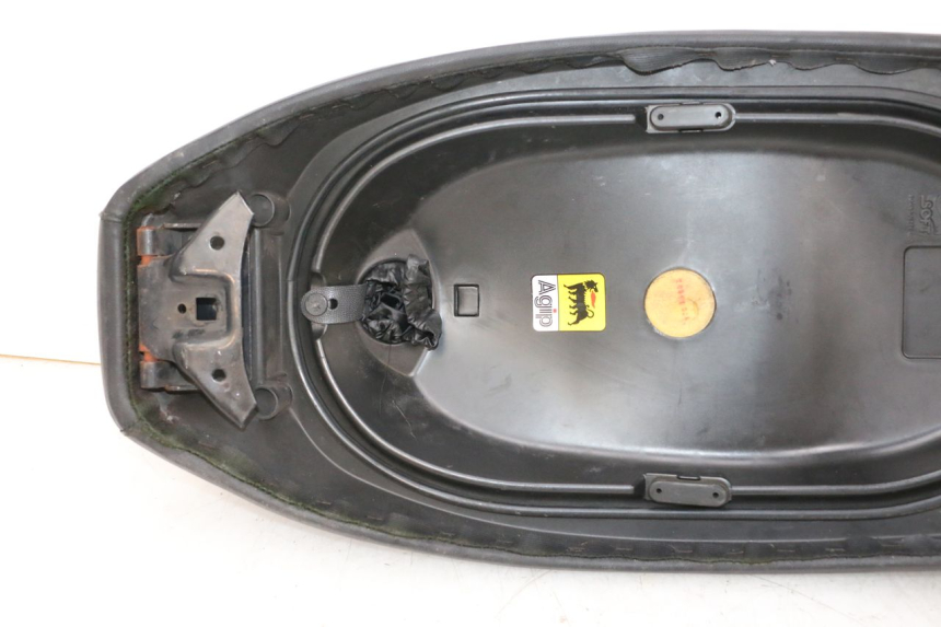photo de SELLE PIAGGIO VESPA GTS SUPER IE 125 (2009 - 2016) - Details der Befestigungspunkte