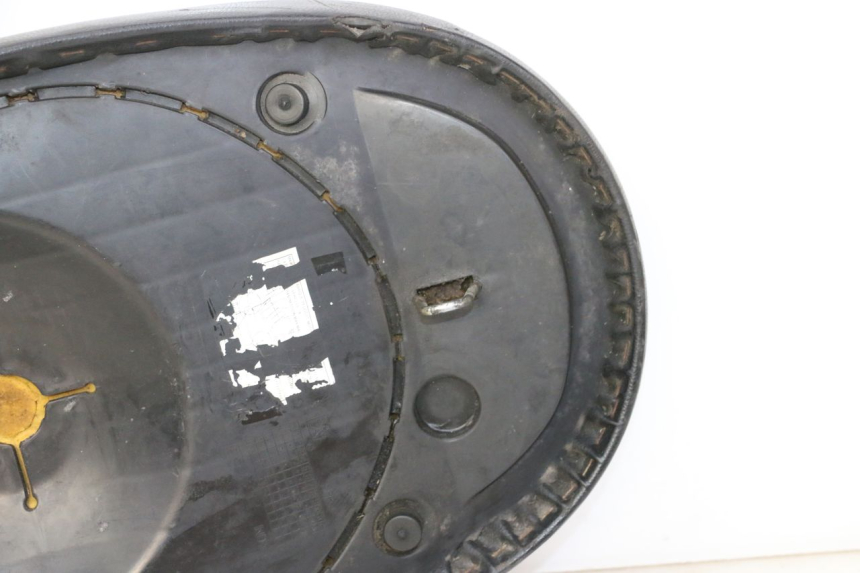 photo de SELLE PEUGEOT VIVACITY NEW 2T 50 (2008 - 2017) - Oberflächenzustand und Material