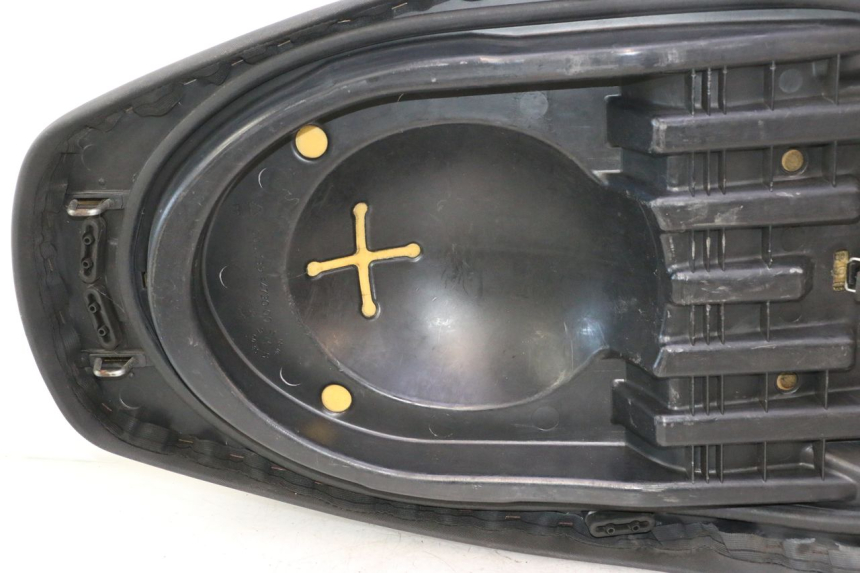 photo de SITZBANK YAMAHA XMAX X-MAX 125 (2006 - 2009) - Details der Befestigungspunkte