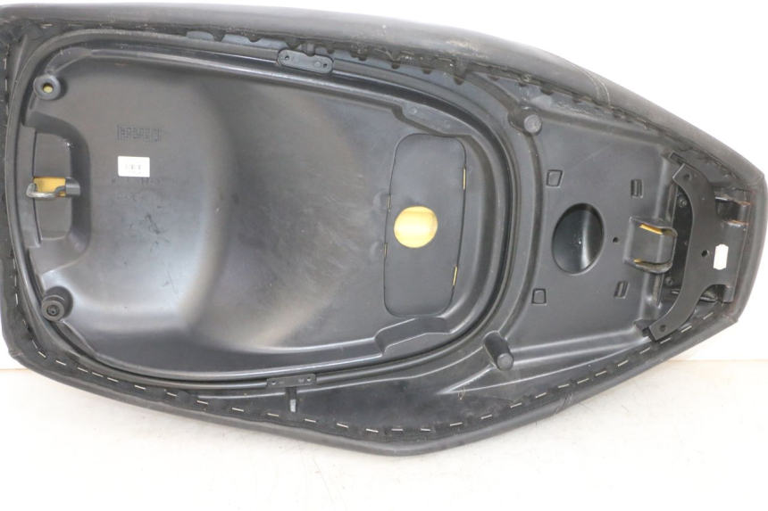 photo de SITZBANK PIAGGIO XEVO - X EVO 125 (2007 - 2017) - Details der Befestigungspunkte
