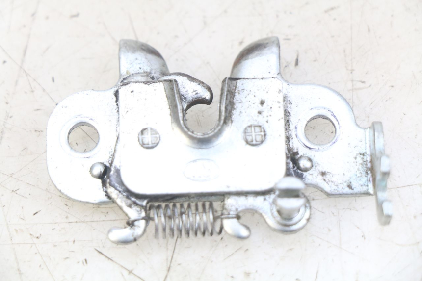 photo de SITZBANKSCHLOSS PEUGEOT KISBEE 4T 50 (2018 - 2022) - Detailansicht des Bauteils