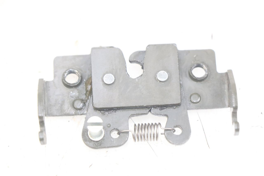 photo de SITZBANKSCHLOSS PIAGGIO X8 125 (2004 - 2007) - Zoom auf Gebrauchszustand