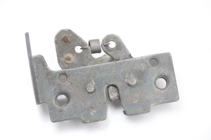 photo de SITZBANKSCHLOSS PIAGGIO X8 125 (2004 - 2007) - Detailansicht des Bauteils