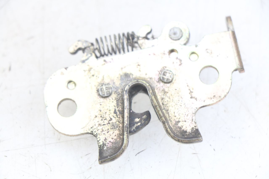 photo de SITZBANKSCHLOSS PEUGEOT CITYSTAR 125 (2011 - 2017) - Detailansicht des Bauteils