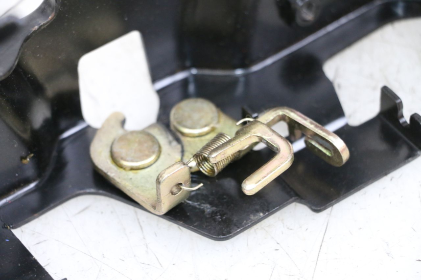 photo de SITZBANKSCHLOSS SYM MIO 50 (2011 - 2017) - Details der Befestigungspunkte