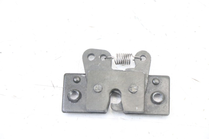 photo de SITZSCHLOSS PEUGEOT SATELIS COMPRESSOR K15 125 (2006 - 2009) - Detailansicht des Bauteils