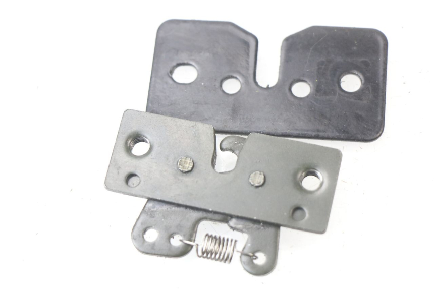 photo de SITZSCHLOSS PEUGEOT SATELIS COMPRESSOR K15 125 (2006 - 2009) - Detailansicht des Bauteils