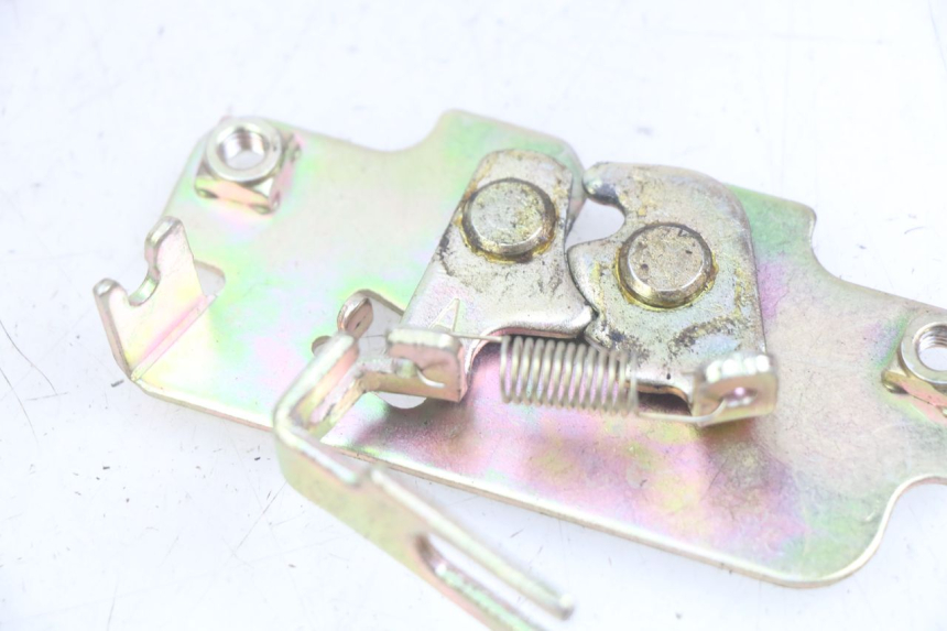 photo de SITZBANKSCHLOSS PEUGEOT TWEET 125 (2018 - 2021) - Detailansicht des Bauteils