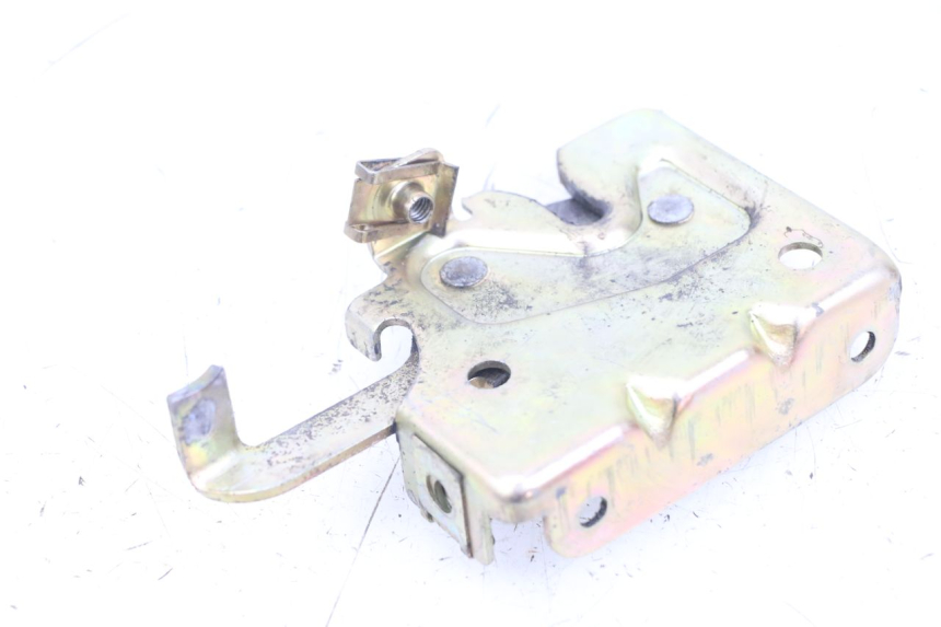 photo de SITZBANKSCHLOSS PIAGGIO TYPHOON 80 (1994 - 1997) - Detailansicht des Bauteils