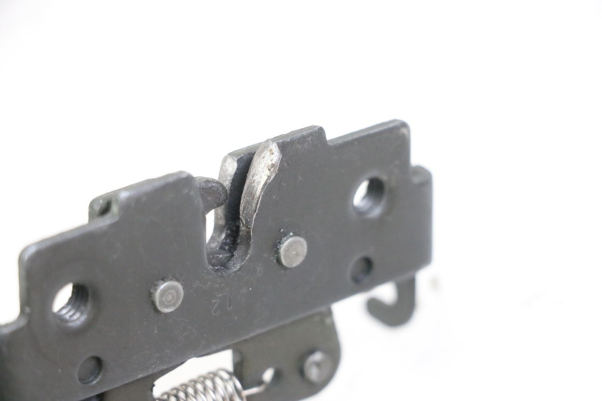 photo de SITZBANKSCHLOSS PIAGGIO XEVO - X EVO 125 (2007 - 2017) - Detailansicht des Bauteils