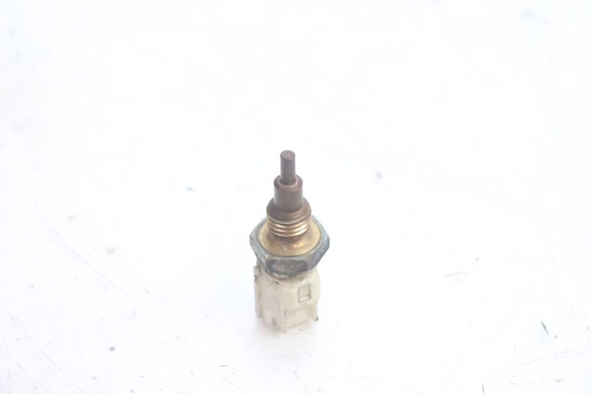photo de WASSERTEMPERATURSENSOR YAMAHA XMAX X-MAX 125 (2006 - 2009) - Zoom auf Gebrauchszustand