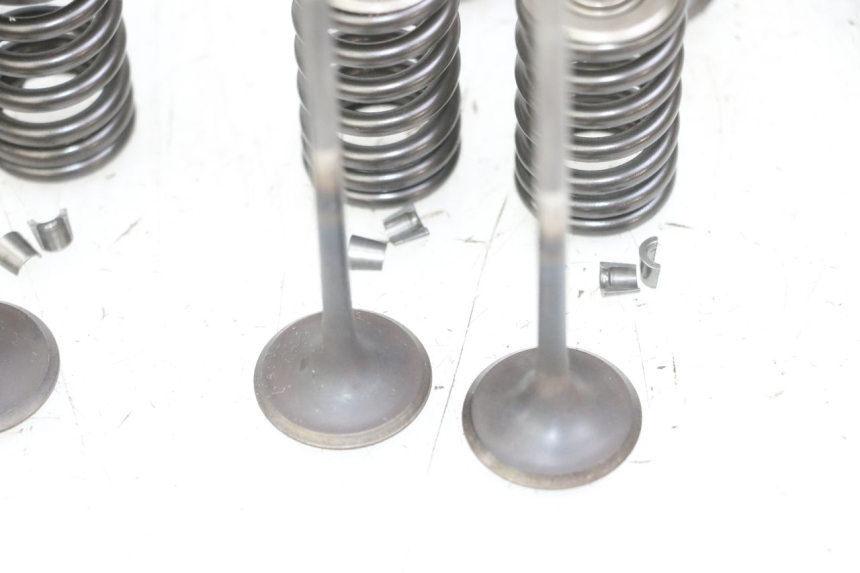 photo de EINLASSVENTIL  HONDA CB R 1000 (2018 - 2023) - Zoom auf Komponenten