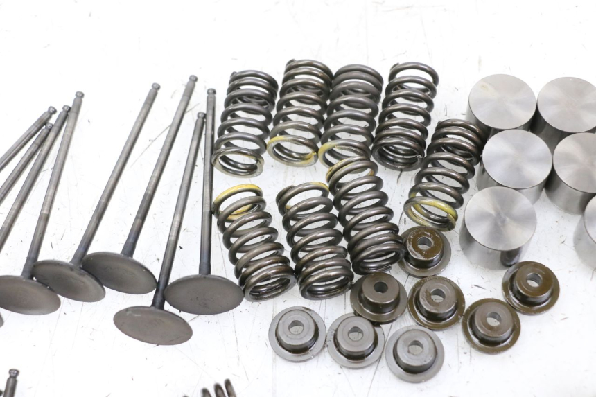 photo de EINLASSVENTIL  SUZUKI GSR 750 (2011 - 2017) - Oberflächenzustand und Material