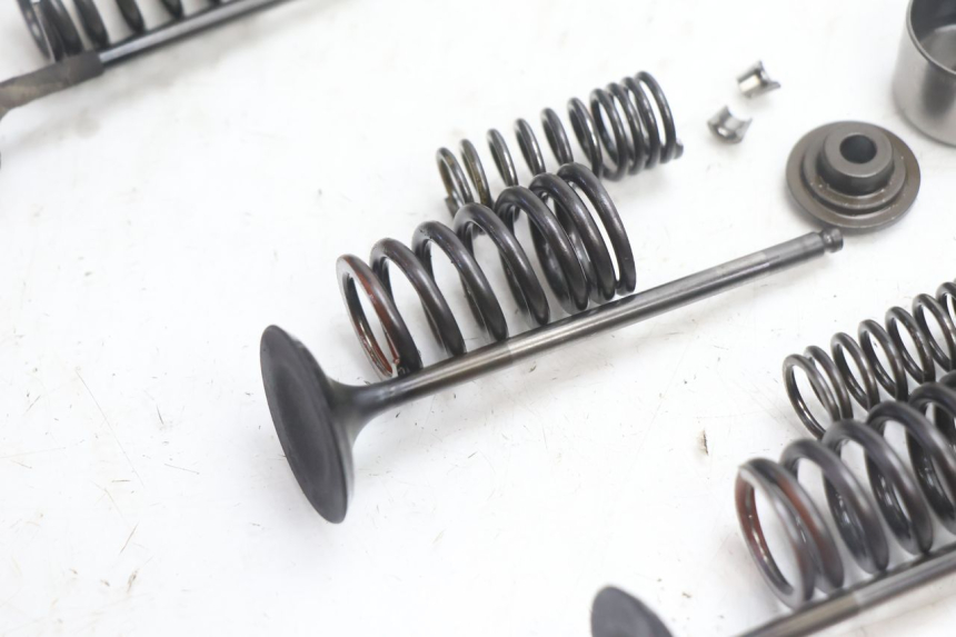 photo de EINLASSVENTIL  SUZUKI SV S 650 (2003 - 2009) - Oberflächenzustand und Material