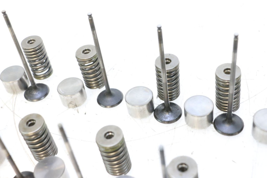 photo de EINLASSVENTIL  YAMAHA XJ6 600 (2008 - 2016) - Zoom auf Komponenten