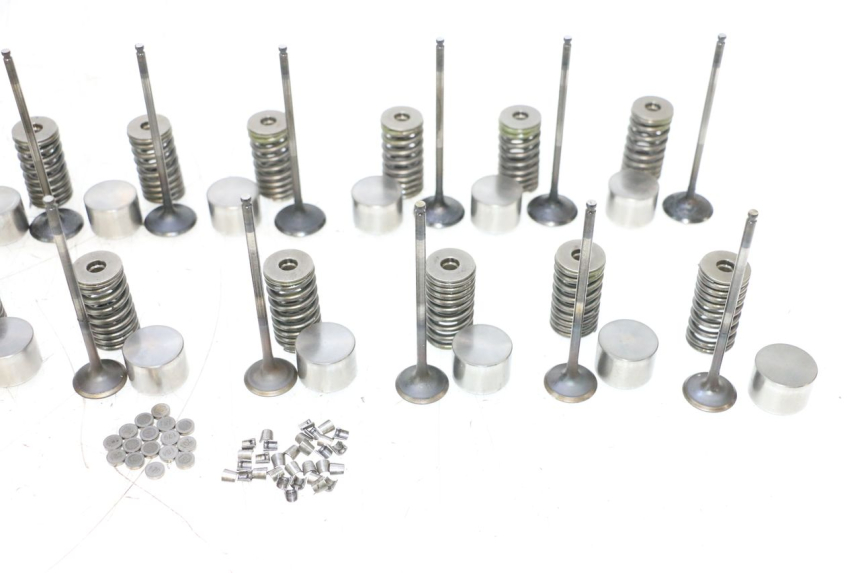 photo de EINLASSVENTIL  YAMAHA XJ6 600 (2008 - 2016) - Fokus auf die Struktur