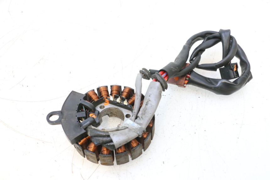 photo de LICHTMASCHINE HONDA PCX (JF57/JF64) 125 (2014 - 2018) - Details der Befestigungspunkte