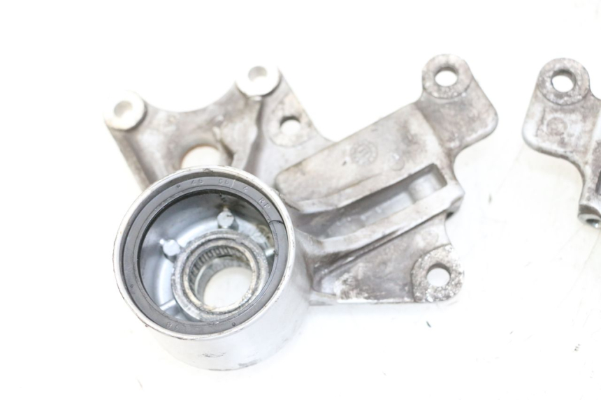 photo de HALTER BREMSZANGE VORNE PIAGGIO MP3 500 (2011 - 2015) - Details der Befestigungspunkte