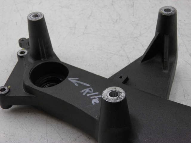 photo de AUSPUFFHALTERUNG KYMCO XCITING RI ABS 500 (2010) - Technische Nahaufnahme